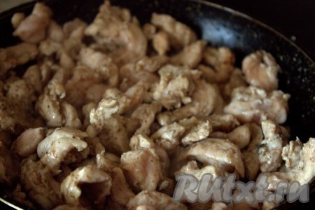 В сковороду, хорошо разогретую с растительным маслом, выложить полоски куриного филе и обжарить на среднем огне, помешивая, в течение 7-10 минут.