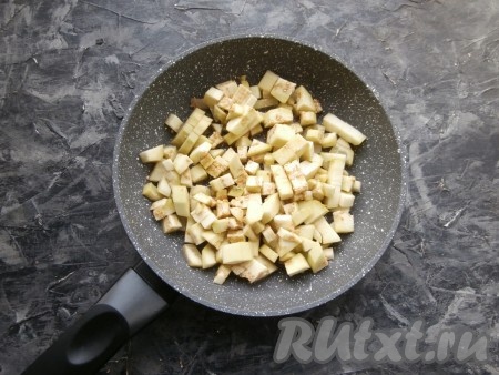 Баклажан очистить от кожуры, нарезать небольшими кубиками, выложить в сковороду с растительным маслом.