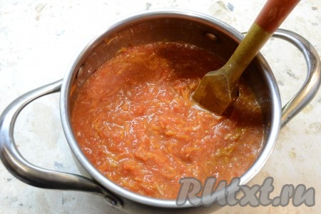 Добавить в кастрюлю пюре из помидоров и болгарского перца, перемешать с морковкой.