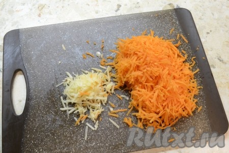 Морковку и чеснок очистить и натереть на средней тёрке.