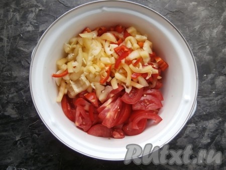 Помидоры нарезать дольками в кастрюлю, в которой будете готовить салат, добавить нарезанный соломкой болгарский перец.