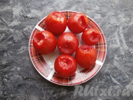 Небольшие помидоры помыть. Из каждого помидорчика вырезать плодоножку так, чтобы образовалась ямочка.