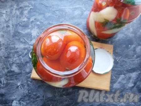 Залить баночку, заполненную помидорами, кипящей водой, накрыть прокипячённой крышкой и оставить на 15 минут.