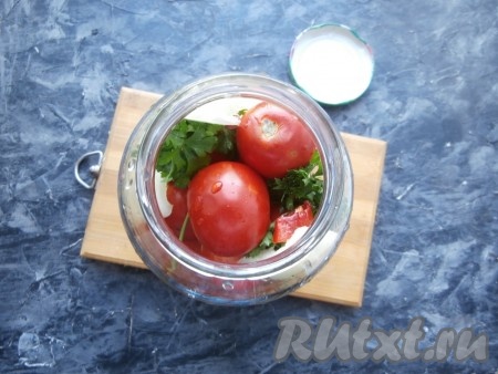 Наполнить банку вымытыми помидорами поплотнее. Между помидорами разместить петрушку, колечки горького перца и нарезанный на полоски болгарский перец.