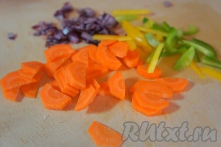 Морковь, перец и красный лук нарезать.

