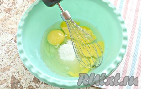 В миску разбиваем куриные яйца, затем всыпаем сахар, соль и соду. Если планируете подать блины с вареньем или джемом, то можно добавить меньше сахара.