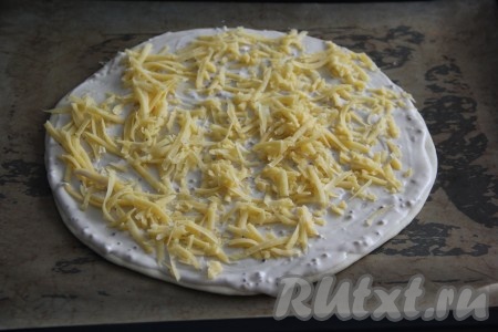 Выложить часть натёртого сыра (раскладывая начинку, не забывайте, что количество ингредиентов указано на 2 пиццы). Небольшую часть соуса и сыра оставить (они нам понадобятся позднее).