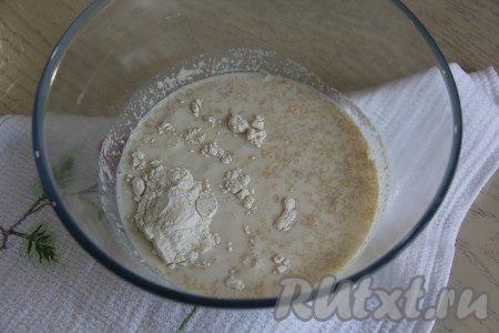 Молоко, подогретое до 38-40 градусов, вылить в миску, в которой удобно замешивать тесто, добавить сухие дрожжи, сахар и 2 чайные ложки муки, перемешать и оставить опару минут на 25.