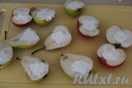 Получившиеся углубления в половинках фруктов заполнить творогом, как на фото.