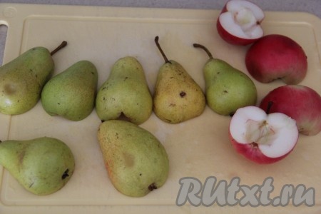Груши вымыть. Каждую грушу разрезать пополам, удалить сердцевину из каждой половины фрукта. Я взяла ещё несколько яблок, разрезав их пополам и тоже вырезав из них сердцевины.