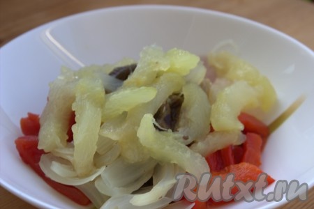 Очищенную луковицу и кабачок тоже нарезать брусочками, выложить в миску с овощами.
