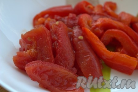 Очищенные от шкурки помидоры нарезать брусочками, выложить в миску с перцем.