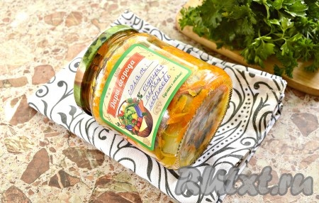 Очень вкусный, аппетитный, сочный салат, приготовленный из огурцов с болгарским перцем и морковью, храним в прохладном месте, зимой такая заготовка будет очень кстати!