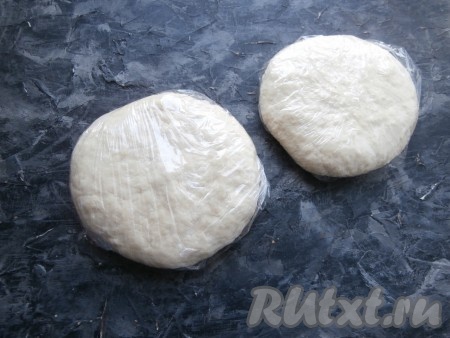 Разделить тесто на 2 равные части, придав вид лепёшек. Завернуть каждую лепёшку в плёнку и поместить в морозилку минут на 40.