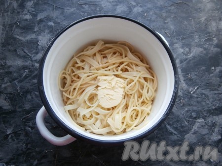 После этого переложить горячие спагетти в кастрюлю, добавить к ним сливочное масло, перемешать. 