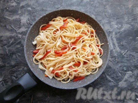 Далее в сковороду с болгарским перцем, луком и чесноком добавить спагетти, перемешать и блюдо готово!
