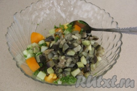 Овощи перемешать и добавить жареные баклажаны. Заправить салат уксусом и посолить, хорошо перемешать.