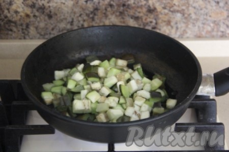 Затем с помощью шумовки достать баклажаны из воды и переложить в сковороду, хорошо разогретую с растительным маслом.