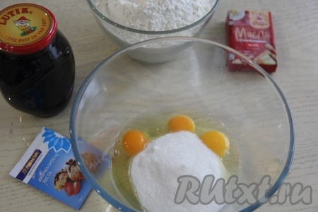 В глубокой миске соединить яйца и сахар.