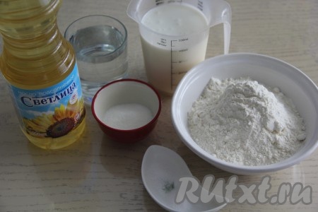 Подготовить ингредиенты для замешивания теста для блинов на кефире с кипятком без добавления яиц.