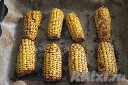 Запекать кукурузу минут 30 (до мягкости зёрен) в духовке, разогретой до 200 градусов.