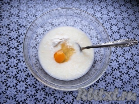Далее добавить сахар, сырое яйцо, щепотку соли, перемешать ложкой.
