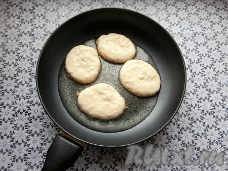 В сковороде разогреть растительное масло, выкладывать тесто столовой ложкой в виде оладушек.