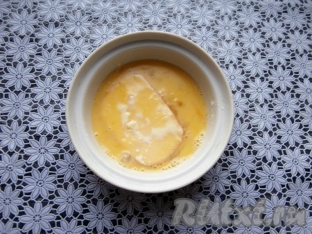 Яйцо в небольшой мисочке взболтать вилкой до однородности, а затем обмакнуть в него со всех сторон колбасный сыр, обваленный в муке.