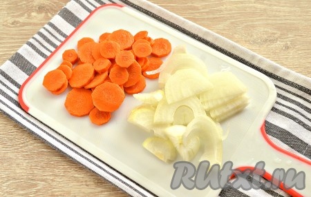 Очищаем морковку и лук, удаляем семечки и плодоножки из болгарских перцев. Морковь нарезаем кружочками толщиной, примерно, 2-3 мм, а лук - полукольцами.