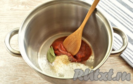 В кастрюлю кладём томатную пасту. Всыпаем сахар, соль, добавляем лавровый лист, чёрный молотый перец, по желанию, можно положить гранулированный чеснок.