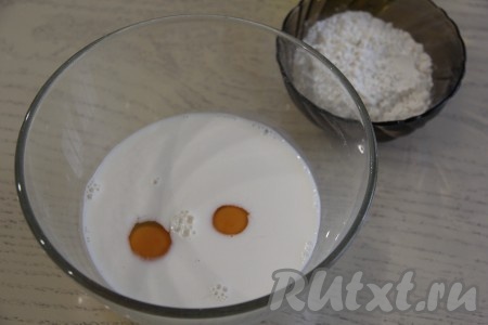 Молоко влить в глубокую миску, добавить яйца, соль и сахар.