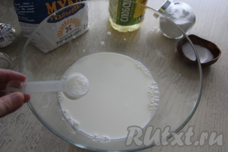 В глубокую миску влить молоко и добавить сахар.