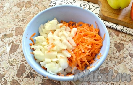 Лук нарезаем на кусочки произвольной формы (нарезайте лук на кусочки такой формы, как вам хотелось бы видеть его в первом блюде), а морковь крупно натираем.