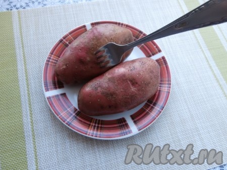 Картофель хорошо вымыть, обсушить, очищать от кожуры не нужно. Наколоть картошины вилкой со всех сторон.