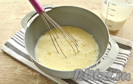 В миску с яйцами, сахаром и солью вливаем 1 стакан молока и хорошо перемешиваем ингредиенты ручным венчиком в течение 2-х минут. Должна получиться однородная смесь.