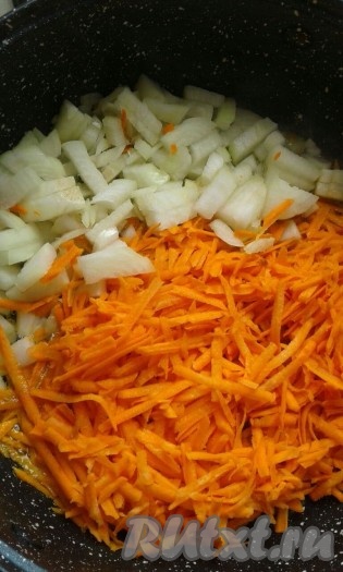 Очищаем лук и морковь. Нарезаем лук на кубики, натираем на крупной тёрке морковку, обжариваем овощи, помешивая, на сковороде с добавлением подсолнечного масла до полуготовности на среднем огне (в течение 4-5 минут).