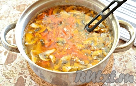 Когда картошка с грибами проварятся 10-12 минут, перекладываем в кастрюлю тушёные овощи, даём закипеть, а затем варим постный суп минут 5-7 (до мягкости картофеля).