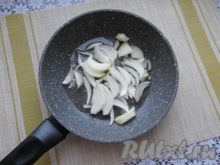 Очищенный репчатый лук нарезать перьями, поместить в сковороду с растительным маслом.