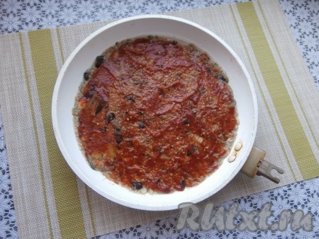 Сковороду (или форму для запекания) диаметром 24-26 см хорошенько смазать маслом, выложить баклажанную массу, разровнять, смазать томатным соусом (или кетчупом).