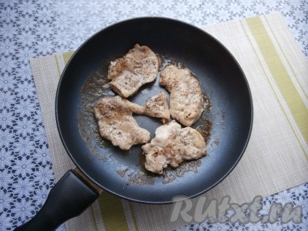На сковороде разогреть масло, выложить кусочки отбитого куриного филе и обжарить их с двух сторон на среднем огне до лёгкой румяности (на это потребуется минут 5-7).