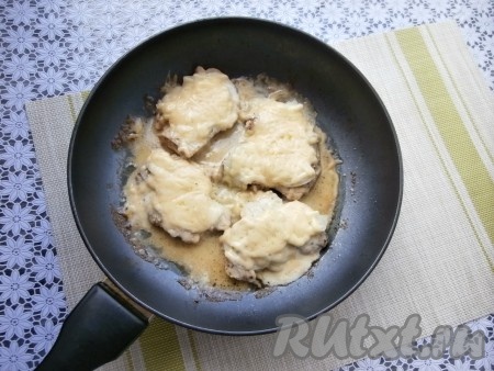 Сковороду накрыть крышкой и готовить куриное филе по-французски минут 7-8 на небольшом огне (до расплавления сыра).