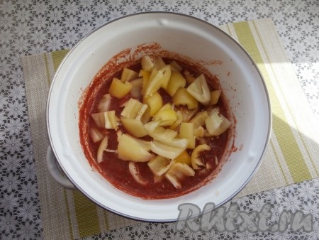 Перемешать томат и снова довести до кипения. Затем добавить в кастрюлю нарезанный кусочками болгарский перец.