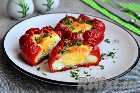 Очень вкусные и аппетитные яйца, запечённые в болгарском перце в духовке, лучше подавать в горячем виде.