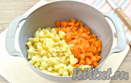 Картофель и морковь нарезаем аналогично и сразу перекладываем в миску.