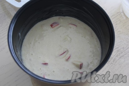 Тесто с яблоками переложить в чашу, установить в мультиварку и сразу закрыть крышку мультиварки.