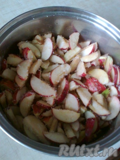 Переложить дольки яблок в кастрюлю, пересыпать 150 граммами сахара и оставить на 2 часа (до появления сока). Если яблоки кислые и не сочные, можно добавить 250 грамм сахара и подержать подольше.