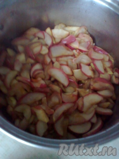 Доведите содержимое кастрюли до кипения, а затем проварите яблоки на небольшом огне 5 минут