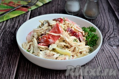 Салат, приготовленный из куриной грудки с помидорами и болгарским перцем, переложить в салатник, украсить веточкой зелени и подать к столу. Вкусно, аппетитно и сытно!