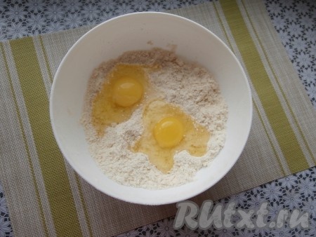 Перетереть руками получившуюся смесь в мелкую крошку, а затем добавить 2 крупных яйца.