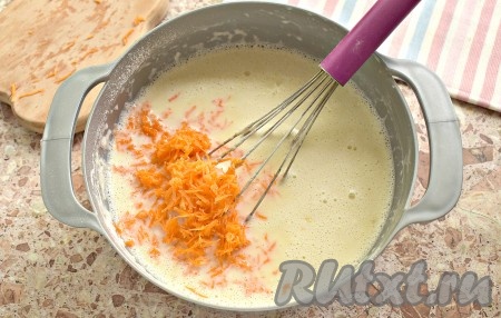 Натёртую морковь добавляем в блинное тесто и перемешиваем.